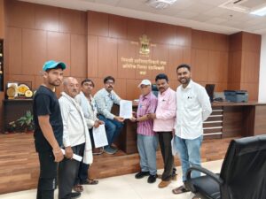 प्रशासनाला निवेदन देतांना 