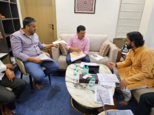 आरोग्य मंत्री यांच्याशी चर्चा करतांना 